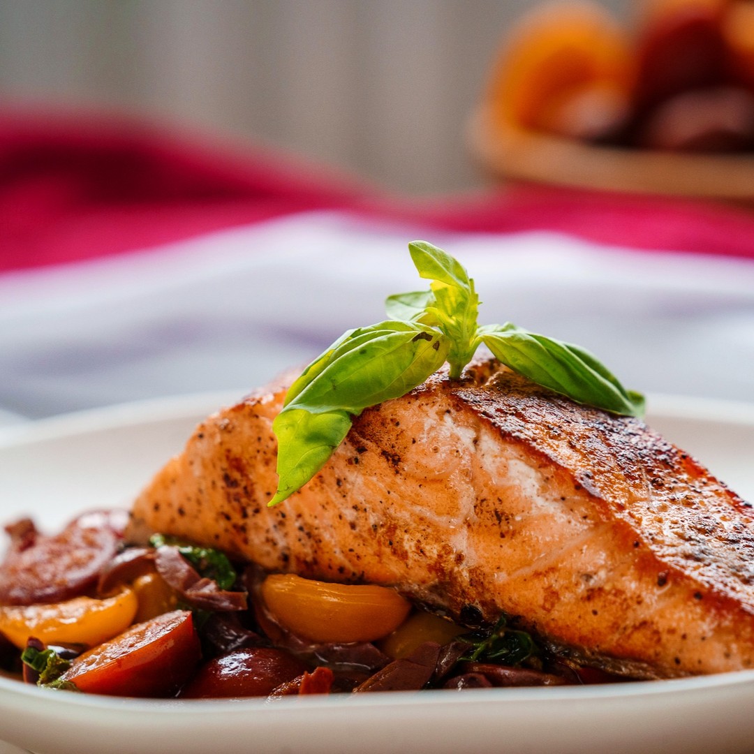 Salmon with cherry tomatoes.
#jollyrecipes #salmon #lunch #dinner #homecooking #fish #cherrytomatoes #chorizo #ivandov #ivandovphotography #recipe #foodporn #foodphotography #photography #viral #tasty @ivanvandov @jollyrecipes