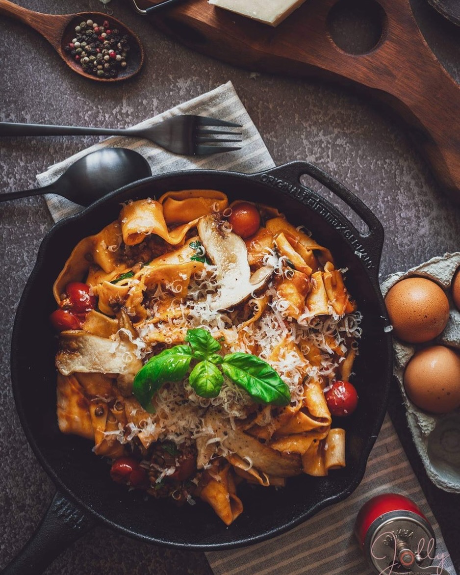 Pappardelle with lentils ♥️
📸 @ivanvandov 
🥣 @jollyrecipes 
.
#jollyrecipes #jollyoutdoorandhomecooking #ivandov #homecooking #homemade #lovetocook #chef #papardelle #lentils #castiron #parmigiano #ragu #lentilsragu #peteomax @petromax.original #cookingisfun #recipe #recipeoftheday #recipes #sonyfe